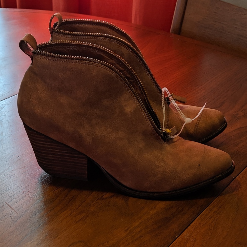 COCONUTS BY MATISSE SADDLE ALIVE ANKLE BOOTIES 9M